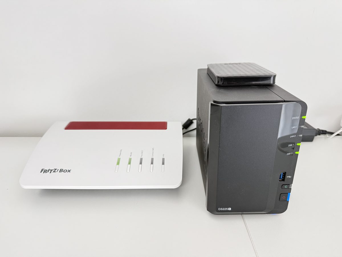 FRITZ!Box und Synology-NAS nach der Einrichtung bei einem Kunden in Kirchhain